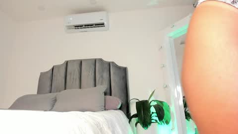 Snapshot of megan__88 chatting on 01.19.25 megan online show from 01.19.25