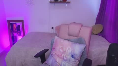                 Laura                 online show from 09.22.25