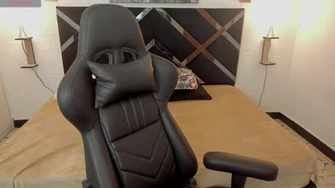 Snapshot of meganqueen2 chatting on 11.04.25 Megan Queen online show from 11.04.25