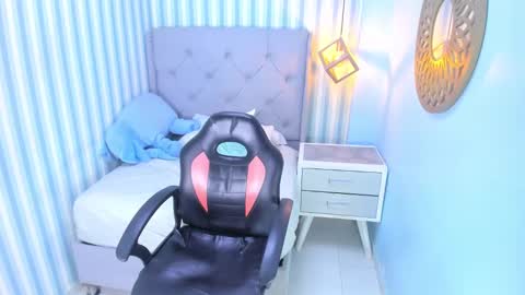 M E G A N  online show from 02.14.25