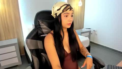 Snapshot of megara_x chatting on 11.04.25 M E G A R A online show from 11.04.25