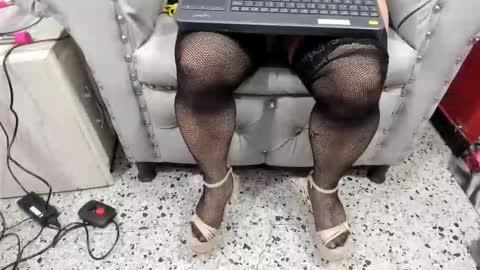 Snapshot of meggancurvy chatting on 12.20.25 meggancurvy online show from 12.20.25