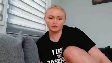 Snapshot of melani_a chatting on 07.28.26 Melania online show from 07.28.26