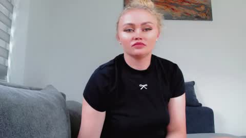 Snapshot of melani_a chatting on 07.30.26 Melania online show from 07.30.26