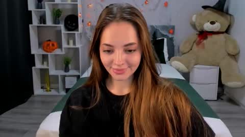 MelanieAlves online show from 10.14.25