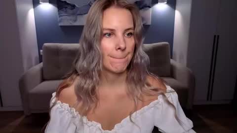 Snapshot of melaniebennett chatting on 11.16.25 Melanie Bennett online show from 11.16.25