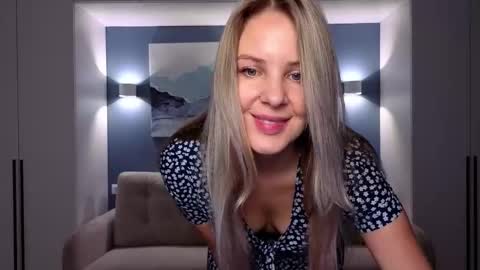 Snapshot of melaniebennett chatting on 11.17.25 Melanie Bennett online show from 11.17.25