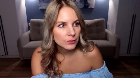 Snapshot of melaniebennett chatting on 11.19.25 Melanie Bennett online show from 11.19.25