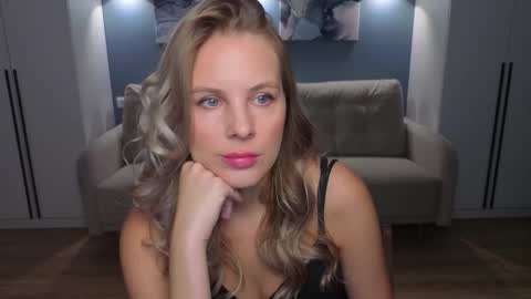 Snapshot of melaniebennett chatting on 12.04.25 Melanie Bennett online show from 12.04.25