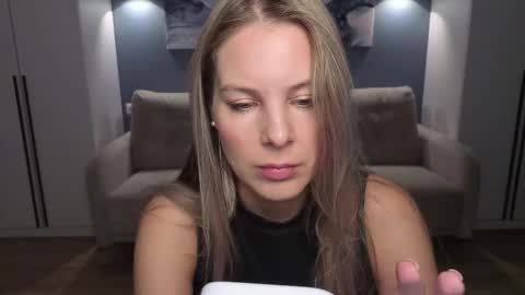 Snapshot of melaniebennett chatting on 12.16.25 Melanie Bennett online show from 12.16.25