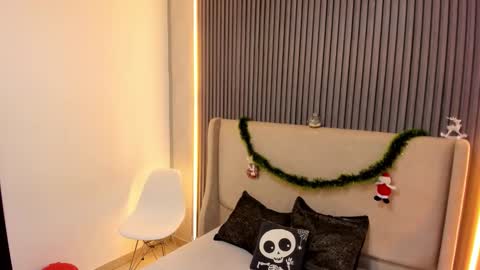 Snapshot of melanieroah1 chatting on 12.22.25 MelanieRoah online show from 12.22.25