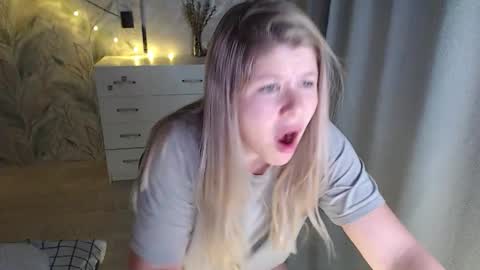 Melissa  Ray online show from 10.06.25