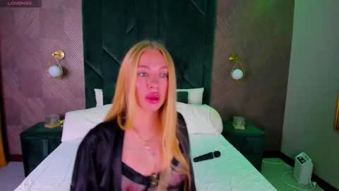 Snapshot of melissa_whitee chatting on 10.15.25 Melissa online show from 10.15.25