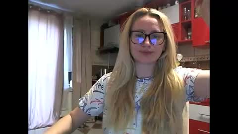Snapshot of melly_rosey chatting on 05.07.26 Melly online show from 05.07.26