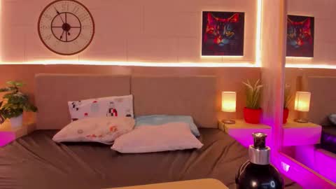 Snapshot of meloddy_rose chatting on 11.16.25 Melody online show from 11.16.25