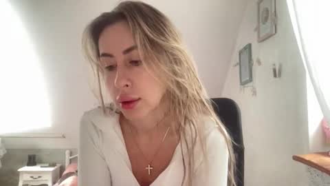 Snapshot of melodie_sweet chatting on 10.02.25 Melodie online show from 10.02.25