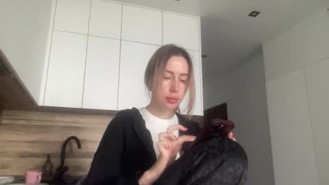 Snapshot of melodie_sweet chatting on 10.11.25 Melodie online show from 10.11.25