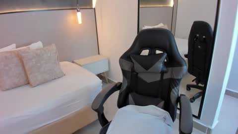 Snapshot of melody_flowers chatting on 11.25.25 Melody online show from 11.25.25