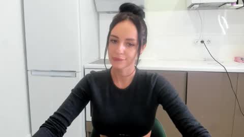 Snapshot of melodyhewit chatting on 11.10.25 Masha online show from 11.10.25