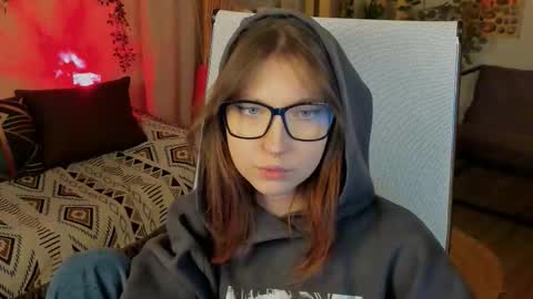 Snapshot of memorycadence chatting on 10.12.25 Mia online show from 10.12.25