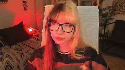 Snapshot of memorycadence chatting on 11.05.25 Mia online show from 11.05.25