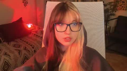 Snapshot of memorycadence chatting on 11.06.25 Mia online show from 11.06.25