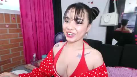 Snapshot of mena_hicks chatting on 09.12.25 Heart online show from 09.12.25