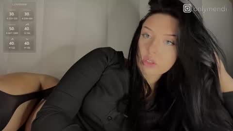 Snapshot of menndi chatting on 11.14.25 menndi online show from 11.14.25