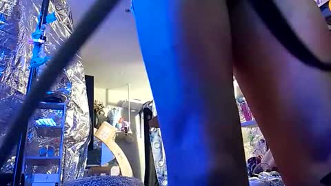 gurlnips online show from 12.18.25