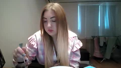 Snapshot of meriwoulders chatting on 04.28.26 MeriWoulders online show from 04.28.26