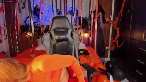 Snapshot of mia_18v chatting on 10.27.25 Violett online show from 10.27.25