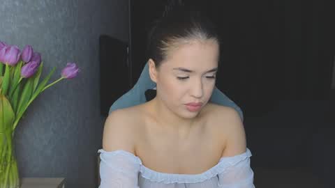 Snapshot of mia___lunaa chatting on 03.10.25 Mia online show from 03.10.25