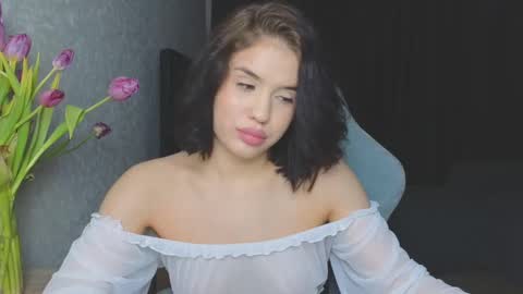 Snapshot of mia___lunaa chatting on 03.12.25 Mia online show from 03.12.25