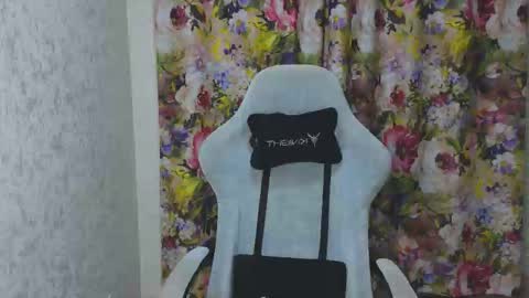 Mia online show from 11.28.25