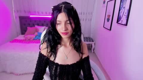 Snapshot of mia_clay1 chatting on 11.11.25 Mia online show from 11.11.25