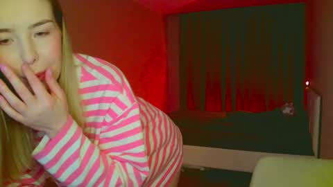 Snapshot of mia_fleur_ chatting on 03.01.25 Mia online show from 03.01.25