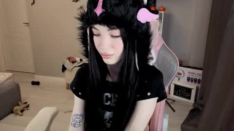 MIA HELP ME REACH 100 LIKES online show from 11.28.25