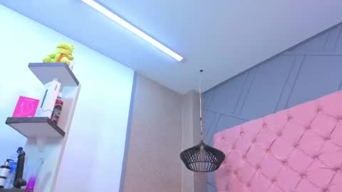 Mia online show from 04.12.26