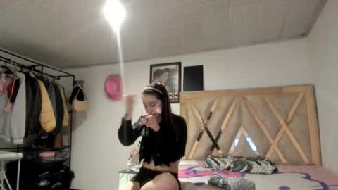 Snapshot of mia_kanee chatting on 10.29.25 mia kaneee online show from 10.29.25