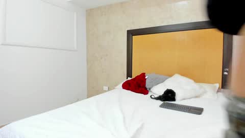 MIALOPEZ      .     Y      .      online show from 12.03.24