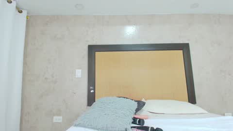 MIALOPEZ      .     Y      .      online show from 01.10.25