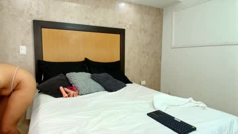 MIALOPEZ      .     Y      .      online show from 02.24.25