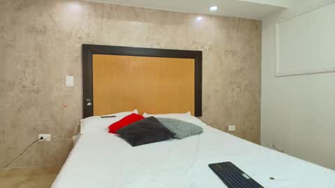 MIALOPEZ      .     Y      .      online show from 03.04.25