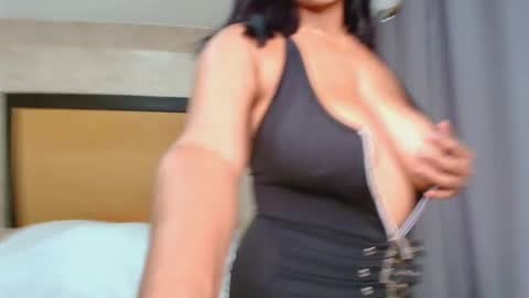 MIALOPEZ      .     Y      .      online show from 09.18.25