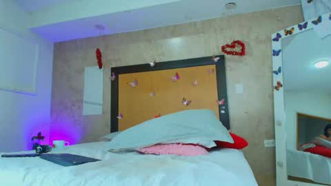 MIALOPEZ      .     Y      .      online show from 04.15.26