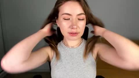 Snapshot of mia_luxx92 chatting on 05.17.26 Mia online show from 05.17.26