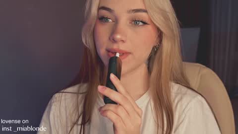 Snapshot of mia_milagros chatting on 12.25.24 mia_milagros online show from 12.25.24