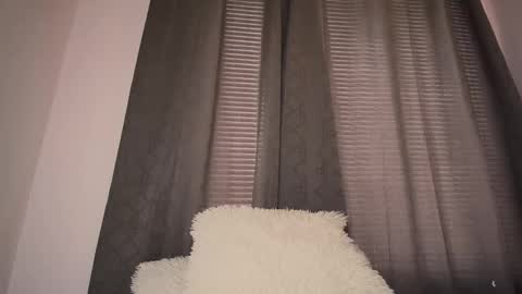 mia independent model online show from 10.17.25