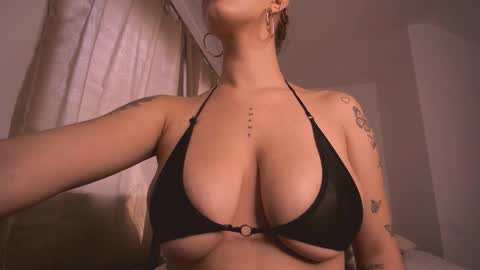 mia independent model online show from 12.17.25