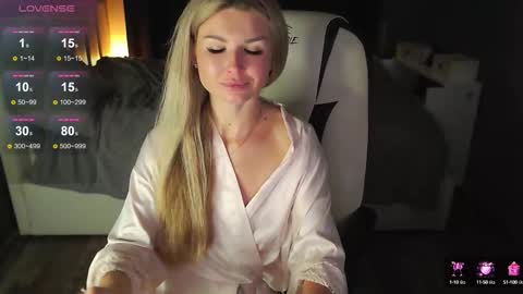 Snapshot of mia_mils chatting on 09.26.25 online show from 09.26.25